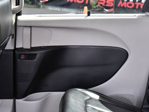 Used 2023 Chrysler Pacifica Touring-L FWD image 36