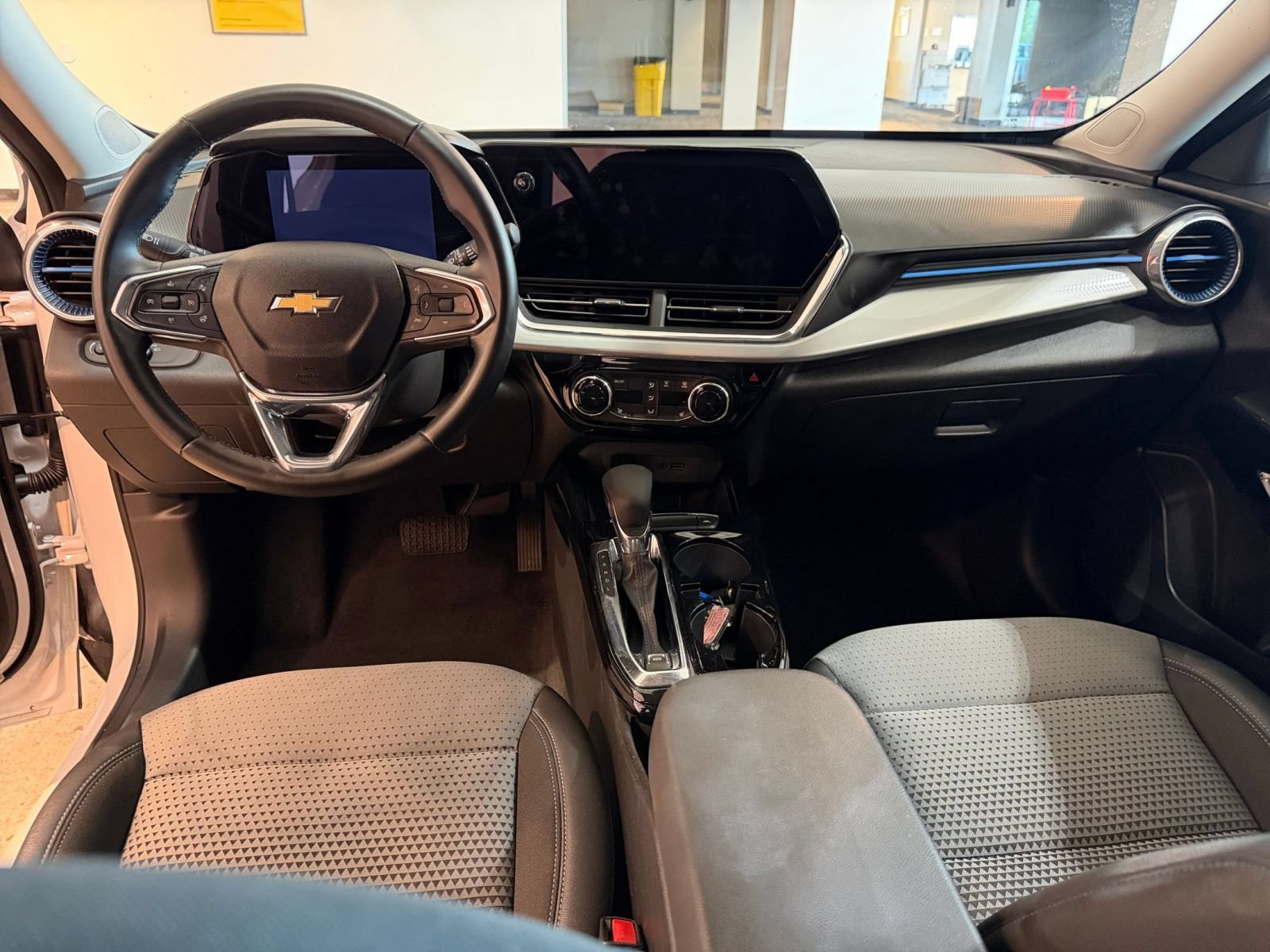 Used 2025 Chevrolet Trax LT w/ LT Convenience Package FWD image 31