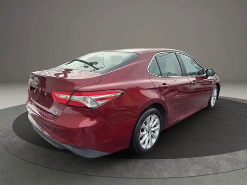 Used 2018 Toyota Camry LE image 5
