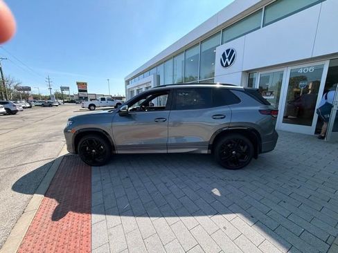Used 2025 Volkswagen Tiguan SE R-Line AWD/4WD image 8