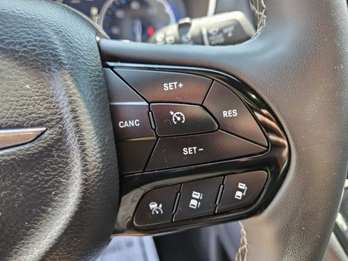 Used 2025 Chrysler Pacifica Limited FWD image 25