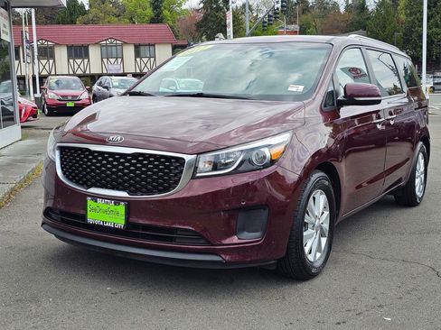 Used 2017 Kia Sedona LX w/ LX Essentials Premium Package FWD image 3