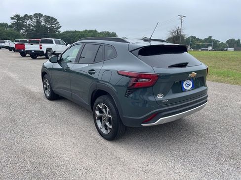 Used 2025 Chevrolet Trax LT FWD image 3