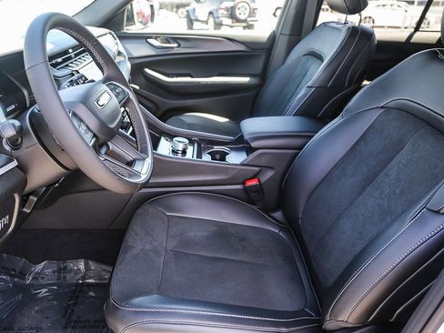 New 2025 Jeep Grand Cherokee Altitude image 18