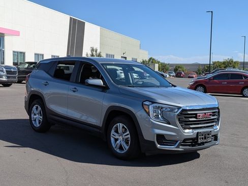 Used 2024 GMC Terrain SLE FWD image 3