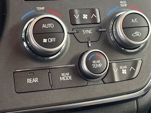 Used 2018 Toyota Sienna Limited Premium image 39