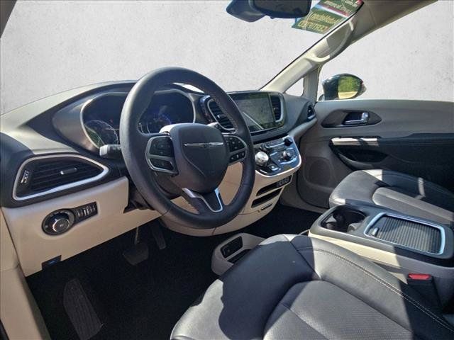 Used 2024 Chrysler Pacifica Touring-L FWD image 10