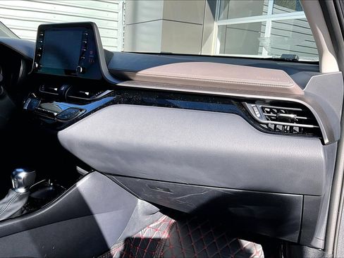 Used 2022 Toyota C-HR XLE image 16