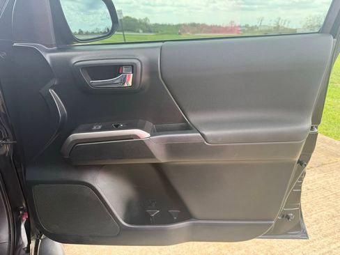 Used 2016 Toyota Tacoma TRD Sport w/ Premium & Technology Package image 17