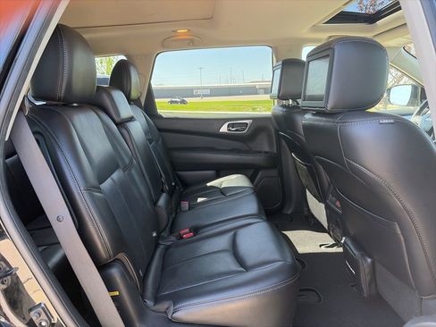 Used 2017 Nissan Pathfinder Platinum w/ Family Entertainment Package image 36
