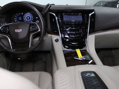 Used 2017 Cadillac Escalade Luxury image 2