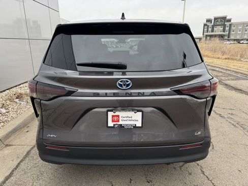 Certified 2025 Toyota Sienna LE image 44