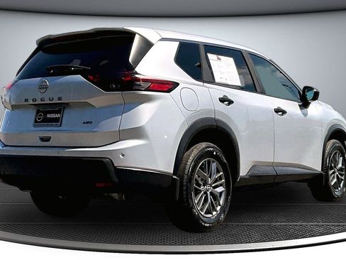 Used 2025 Nissan Rogue S AWD/4WD image 7