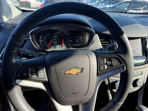 Used 2022 Chevrolet Trax LT w/ LT Convenience Package image 12