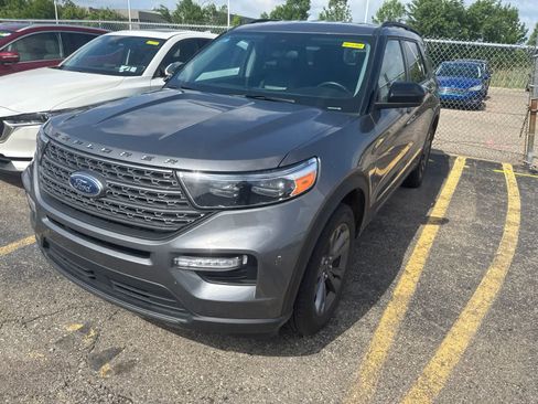 Used 2023 Ford Explorer XLT w/ Equipment Group 202A AWD/4WD image 3