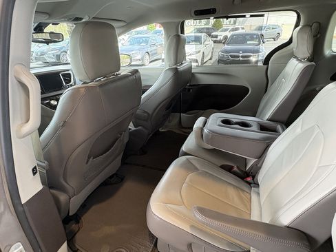 Used 2017 Chrysler Pacifica Touring-L w/ Tire & Wheel Group image 24