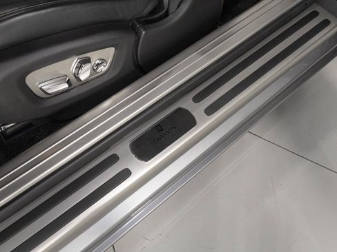 Used 2019 Rolls-Royce Dawn RWD image 41