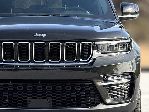 Used 2023 Jeep Grand Cherokee Limited image 14
