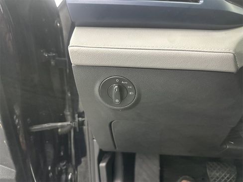 Used 2024 Volkswagen Taos SE image 33