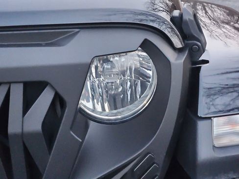 Used 2023 Jeep Gladiator Sport image 9