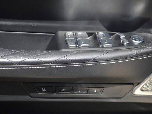 Used 2021 BMW 750i xDrive w/ M Sport Package image 34