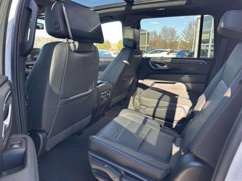 Used 2022 Chevrolet Suburban LT w/ Luxury Package image 14