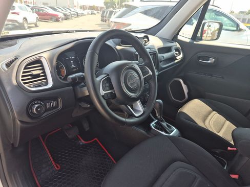 Used 2018 Jeep Renegade Latitude FWD image 15