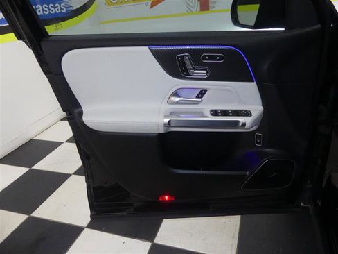 Used 2021 Mercedes-Benz GLB 250 4MATIC image 28