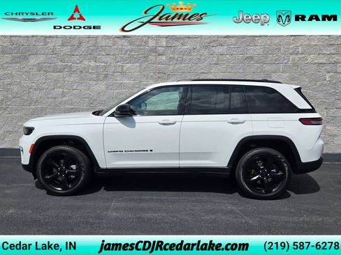 Used 2025 Jeep Grand Cherokee Limited w/ Black Appearance Package AWD/4WD image 2