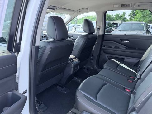 Used 2023 Nissan Pathfinder SL AWD/4WD image 22