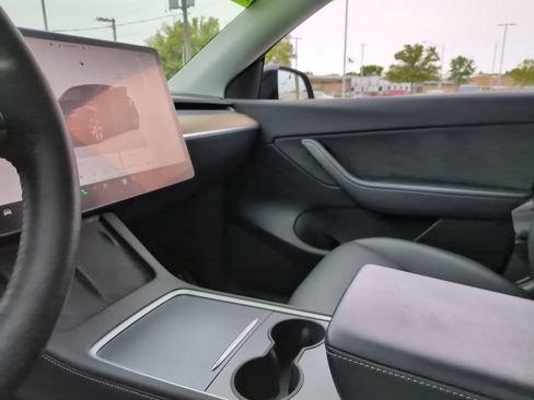 Used 2022 Tesla Model Y Long Range AWD/4WD image 23