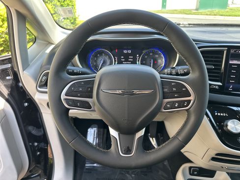 Used 2024 Chrysler Pacifica Touring-L FWD image 19