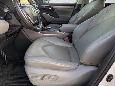 Used 2023 Toyota Highlander Limited image 15