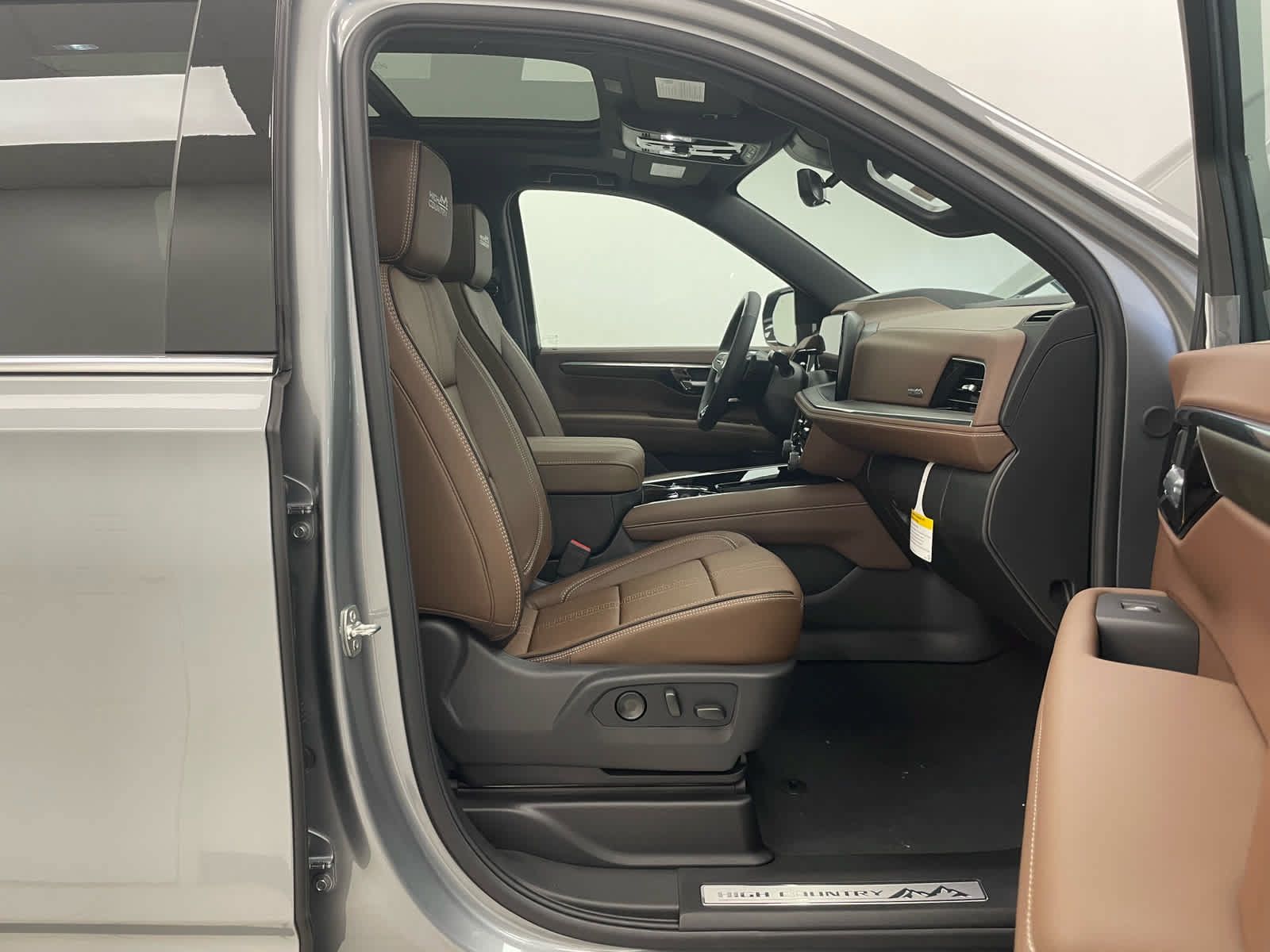 New 2026 Chevrolet Suburban High Country AWD/4WD image 16