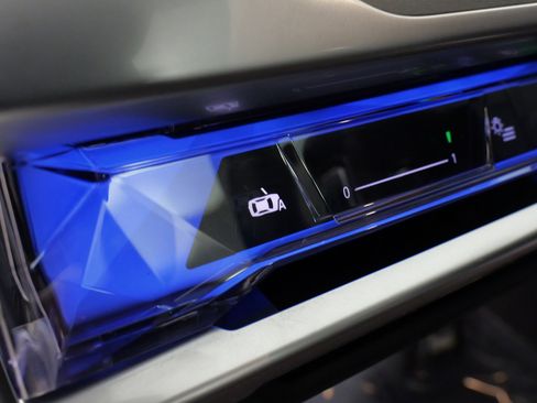 Used 2023 BMW 760i xDrive w/ Executive Package image 28