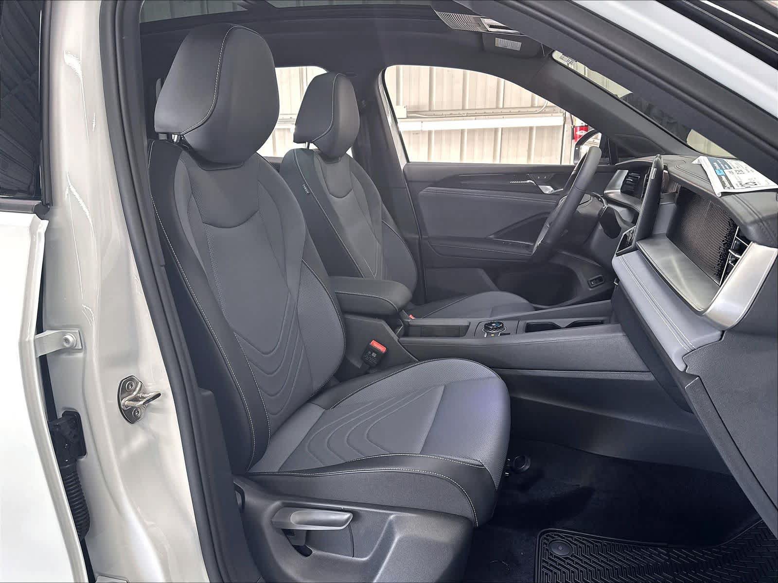 New 2026 Volkswagen Tiguan SE R-Line AWD/4WD image 11