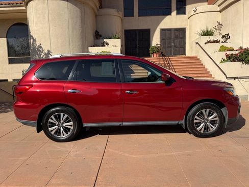 Used 2017 Nissan Pathfinder SV FWD image 8