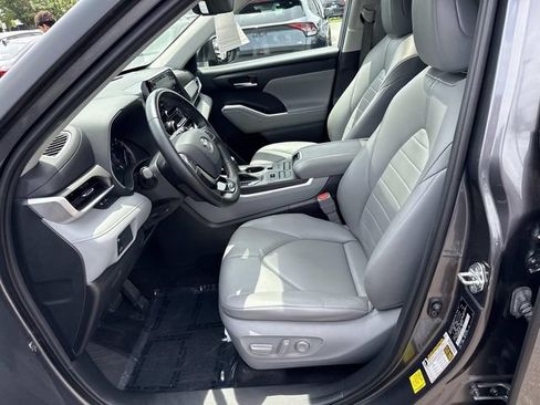 Used 2021 Toyota Highlander XLE AWD/4WD image 14