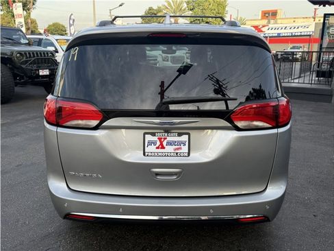Used 2019 Chrysler Pacifica Touring-L image 13