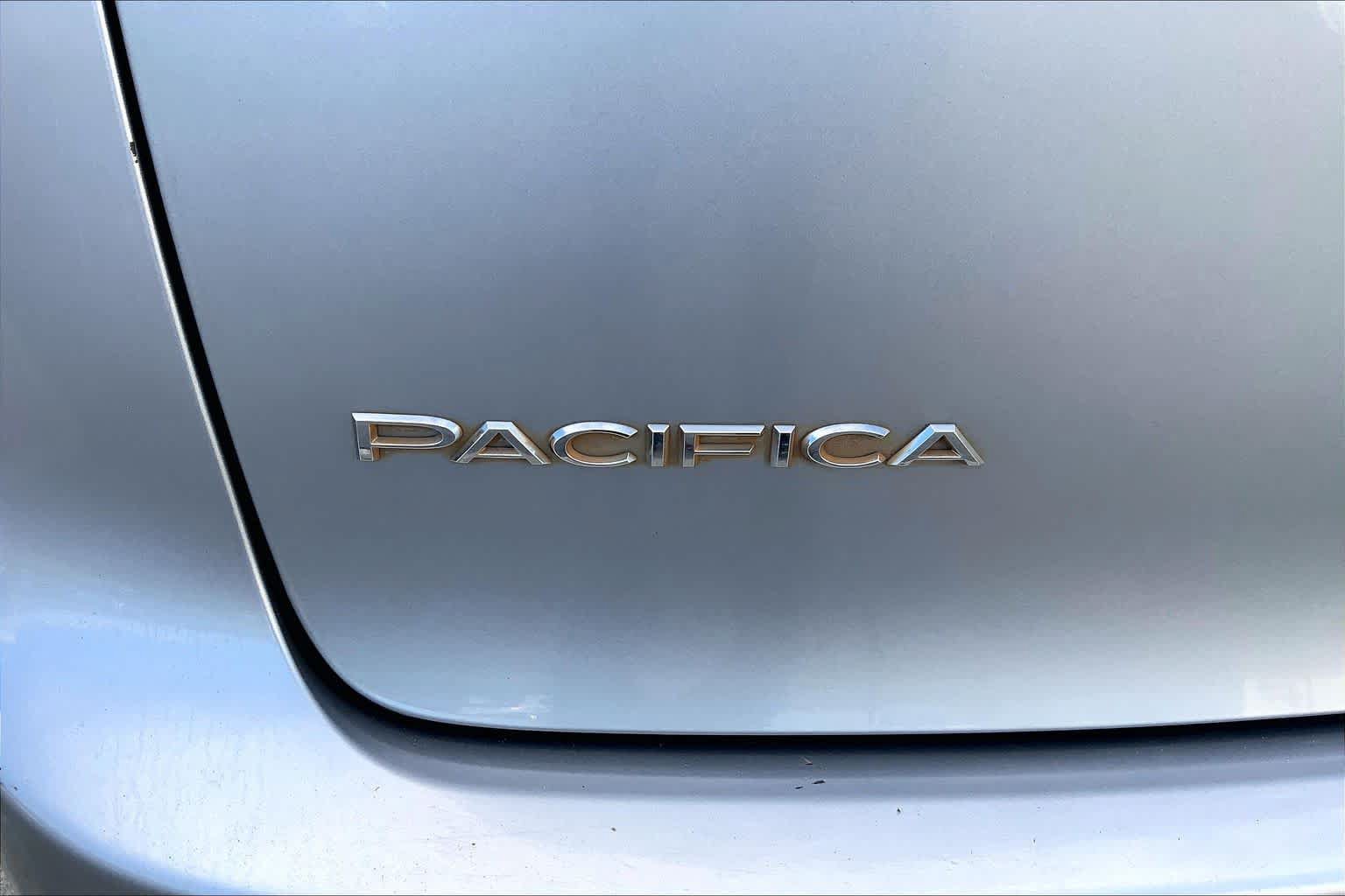 Used 2021 Chrysler Pacifica Touring-L FWD image 7