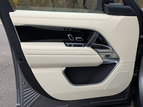 New 2025 Land Rover Range Rover Long Wheelbase SE image 19