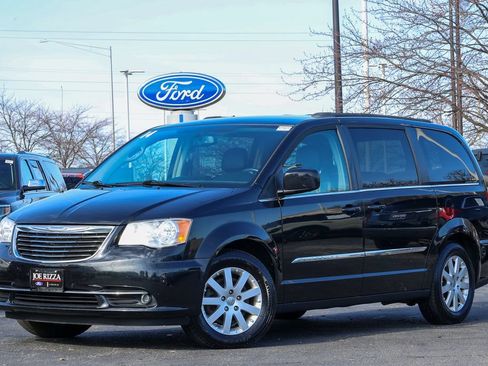 Used 2014 Chrysler Town & Country Touring FWD image 2