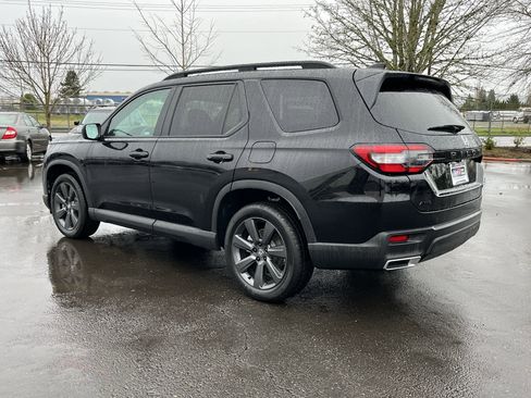 Used 2025 Honda Pilot Sport image 3