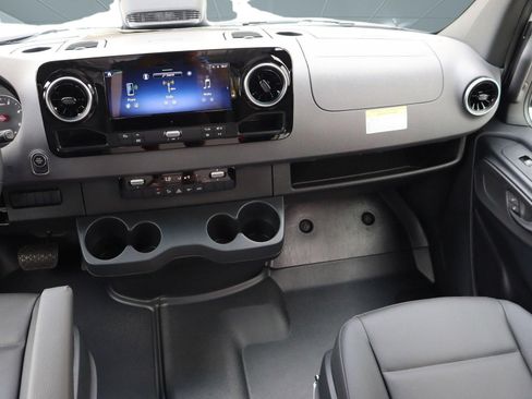 Used 2025 Mercedes-Benz Sprinter 2500 image 30