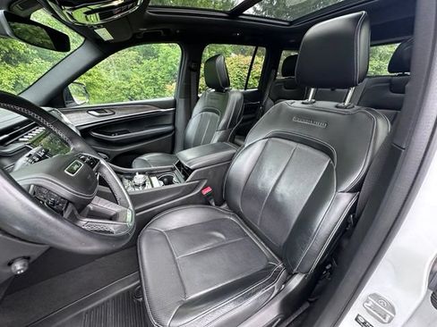 Used 2022 Jeep Grand Cherokee Overland AWD/4WD image 12