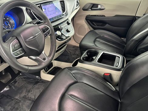 Used 2023 Chrysler Pacifica Touring-L FWD image 7