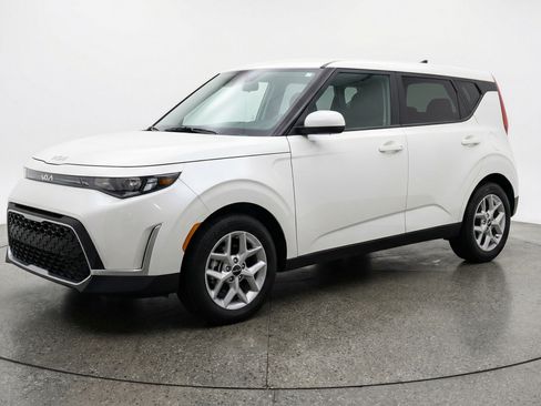 Used 2025 Kia Soul LX w/ LX Technology Package image 3