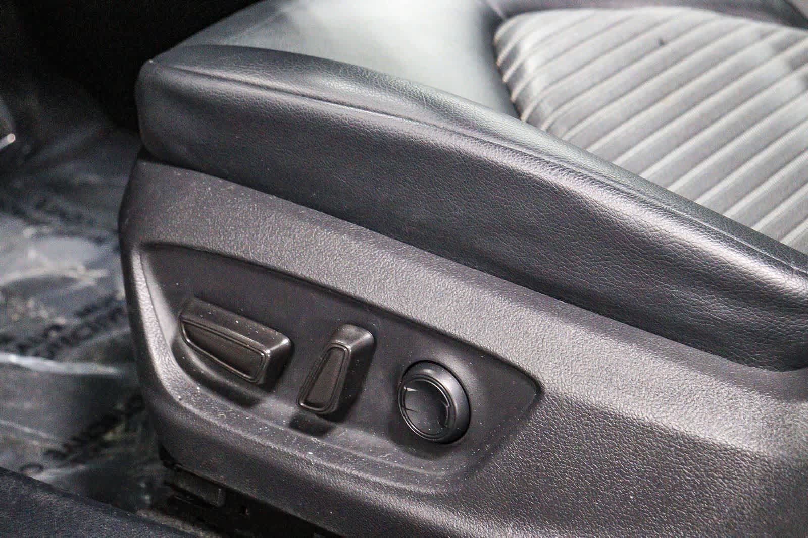 Used 2020 Toyota Camry SE w/ Carpet Mat Package FWD image 20