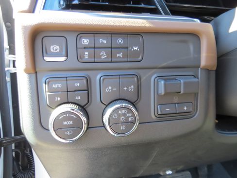 Used 2025 Chevrolet Suburban High Country image 22