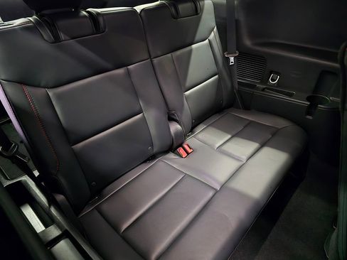 Used 2025 Ford Explorer ST-Line w/ ST-Line Street Pack image 33